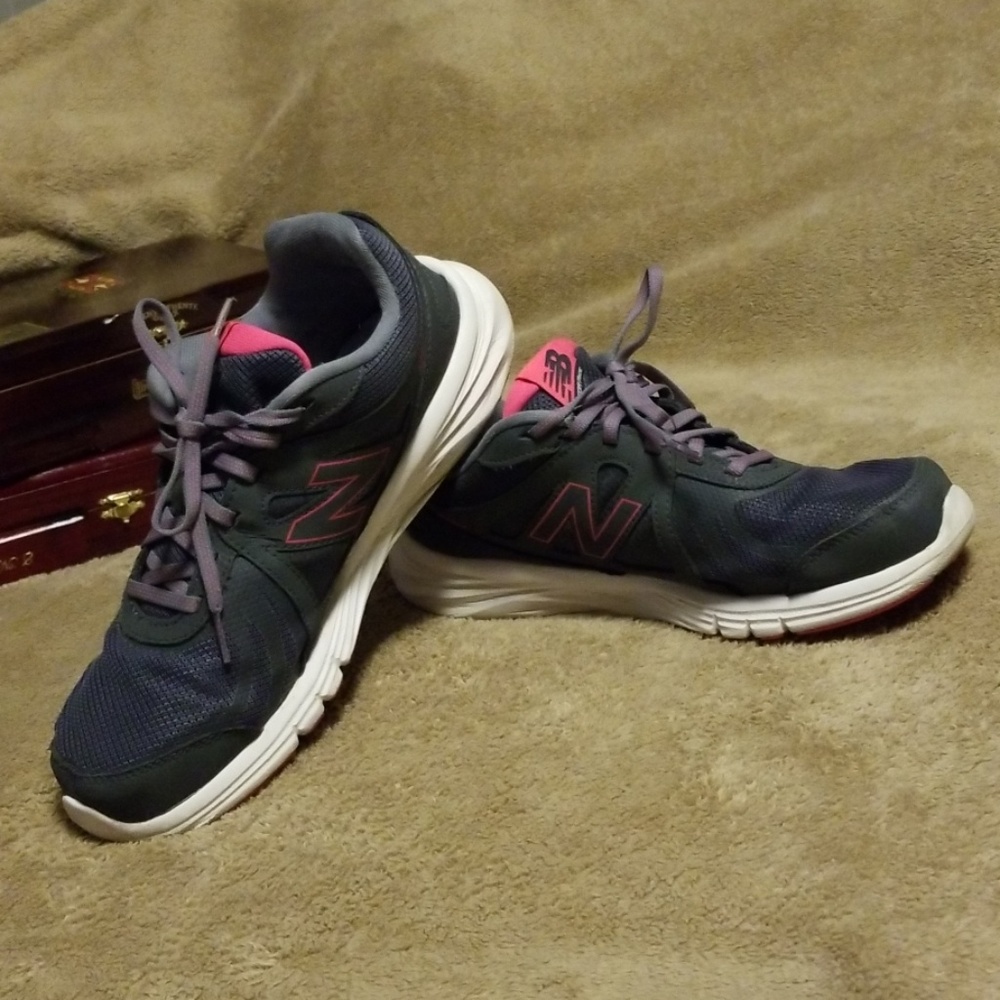 NEW BALANCE women's size 11 shoes Susan G "cush cure"